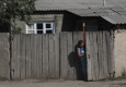 Ребенка из приемной семьи нашли привязанным на территории дома в Ярославской области