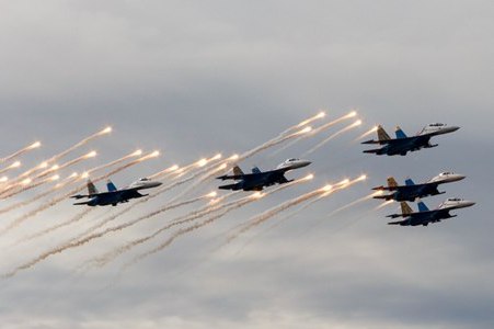 Бойцы ВДВ и пилоты "Русских витязей" продемонстрировали мастерство на "Вахте героев" в Калуге