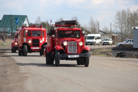 Раритетные пожарные машины в честь Дня Победы преодолели более 3 тыс. км по дорогам Сибири