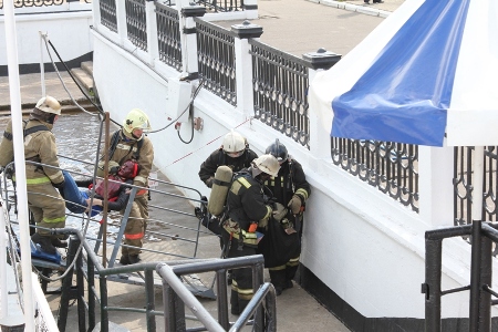 Омские сотрудники МЧС провели учения по спасению пострадавших с загоревшегося теплохода