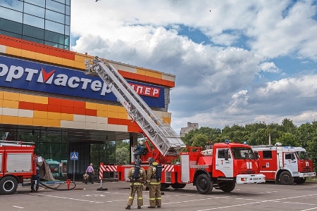 Смоленские спасатели ликвидировали условный пожар в гипермаркете