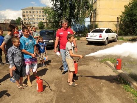 Юные спасатели познакомились с работой пожарных добровольцев в Смоленске