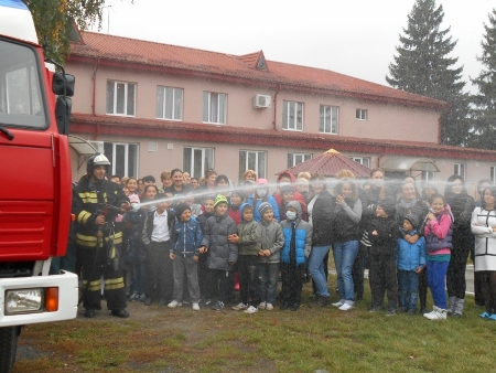 Северо-осетинские спасатели научили детей из неблагополучных семей правилам спасения во время пожара