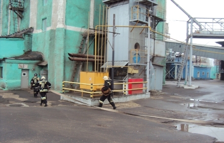 Воронежские спасатели потушили условный пожар на мукомольном комбинате