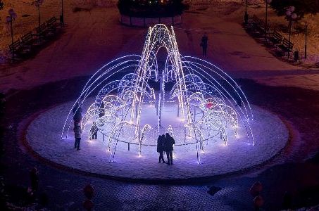 Тверь к Новому году украсили светодиодными фонтанами и гирляндами