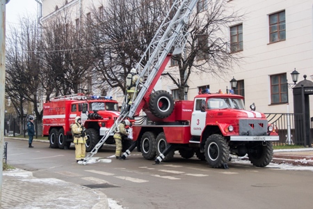 Калужские спасатели тренировались в тушении местного драмтеатра
