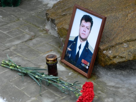 Памятные мероприятия в честь погибшего в Сирии российского летчика прошли на его малой родине в Алтайском крае
