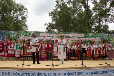 Хороводы, песни и гуляния прошли в селе Новая Усмань Воронежской области на Троицу