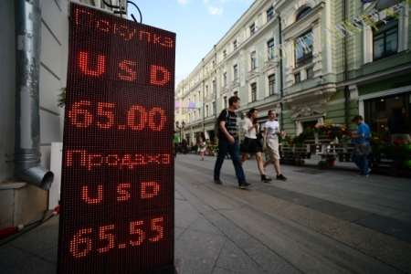 Рубль сократил снижение к доллару