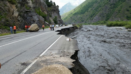 Часть дорожного полотна Военно-Грузинской дороги в Северной Осетии обвалилась в реку