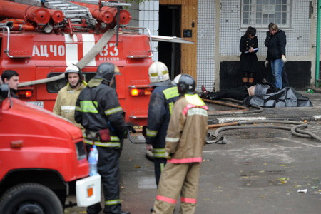 Тела восьми пожарных обнаружены в сгоревшем складе на востоке Москвы