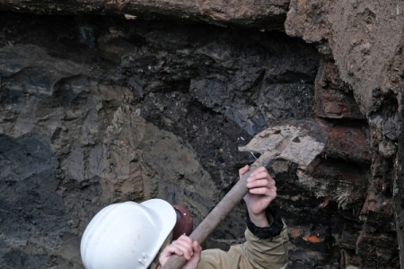 Старинное надгробие нашли на территории Сибирского химкомбината