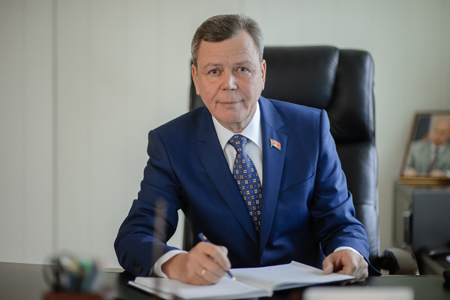 Председатель Магаданской областной Думы С.Абрамов: "Работа депутатов сосредоточена на вопросах социальной, бюджетной и экономической политики"