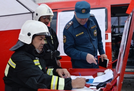 Тринадцать человек эвакуировали из горящего дома в Новокузнецке