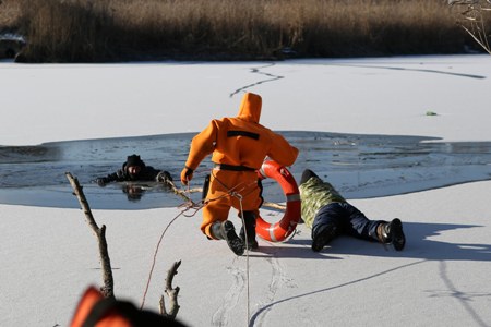 Белгородские спасатели провели учебные спасения провалившихся под лед утопающих