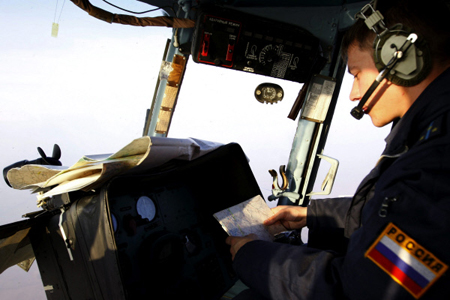 Вертолет в помощь застрявшим во льдах судам готовится к вылету из Певека