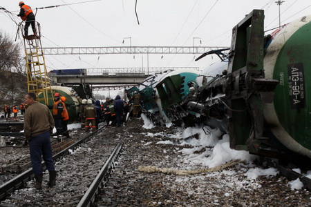 Локомотив с двумя вагонами грузового поезда сошел с рельсов на юге Сахалина