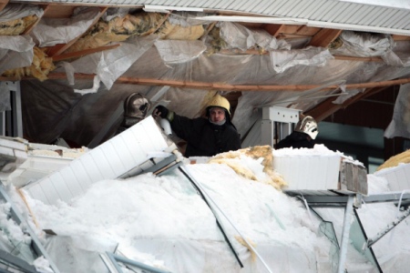 Крыша конного манежа в Новосибирской области рухнула под тяжестью снега