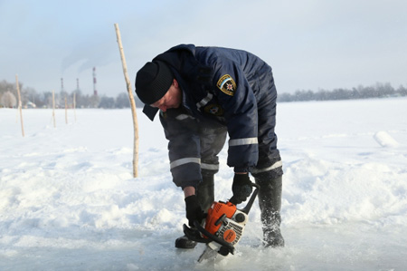 Спасатели закрыли две купели в Екатеринбурге из-за треснувшего льда
