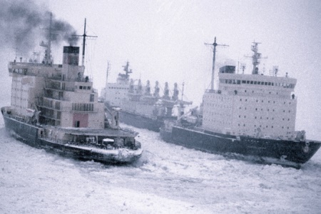 Караван из четырех судов ждет улучшения погоды для выхода изо льдов возле Чукотки