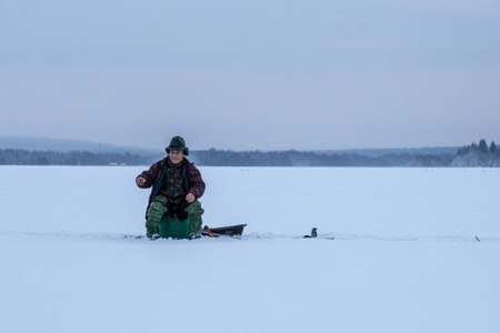 Трое рыбаков провалились под лед в Крыму, один из них погиб
