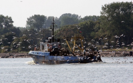 Рыболовный траулер терпит бедствие в Баренцевом море