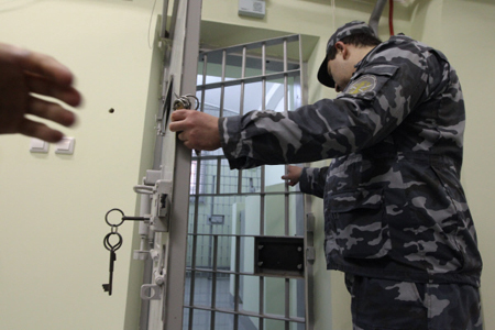Суд приговорил к пожизненным срокам двух обвиняемых в убийстве семьи полицейского в Самарской области