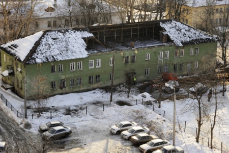 Крыша дома в Кемерово обрушилась, предположительно, под тяжестью намокшего из-за разрыва трубы отопления снега
