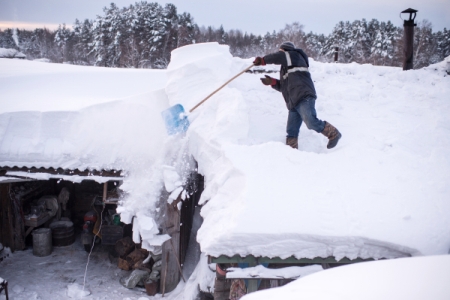 Крыши двух жилых домов обрушились под тяжестью снега в удмуртском поселке