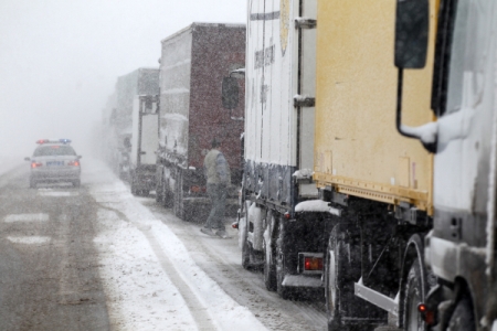 Из-за метели закрыто движение для автобусов и грузовиков на участке федеральной трассы в Тюменской области