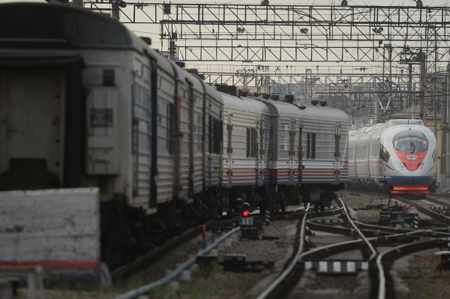 Локомотив грузового поезда задымился в Омской области, прокуратура проводит проверку