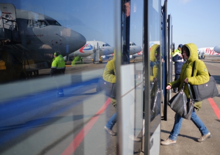 В нескольких аэропортах Коми из-за наледи на ВПП задерживаются рейсы