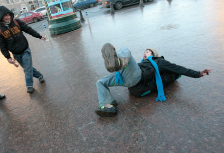 Более 60 человек пострадали во время ледяного дождя в столице