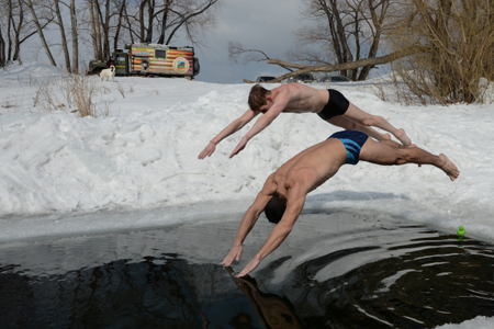 Тюменские "моржи" установили рекорд России, проведя 41-часовой заплыв в ледяной воде