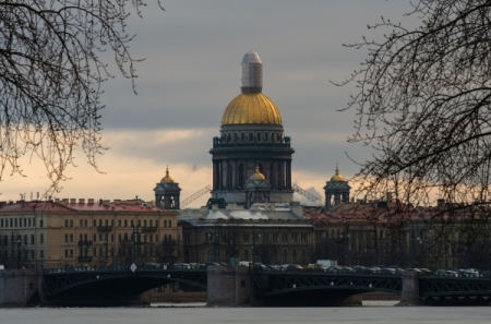 Петербургские депутаты просят СКР проверить чиновников, передающих Исаакий РПЦ