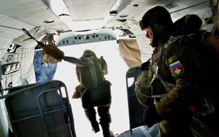 350 военнослужащих ВДВ десантировано из самолетов Ил-76 в ходе учений в Крыму