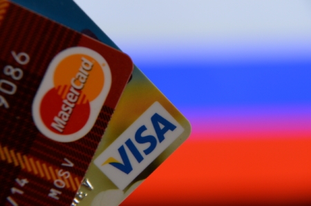 Сбербанк планирует ввести комиссию за снятие в своих банкоматах наличных с карт VISA других банков