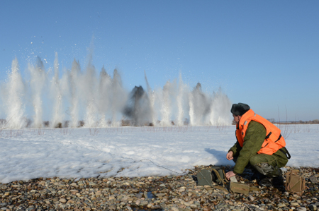 Военные саперы брошены на борьбу с ледовыми заторами на реках в Челябинской области и Алтайском крае