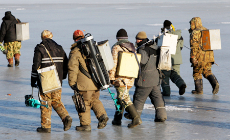 Почти 150 рыбаков эвакуированы с оторвавшейся льдины в Свердловской области