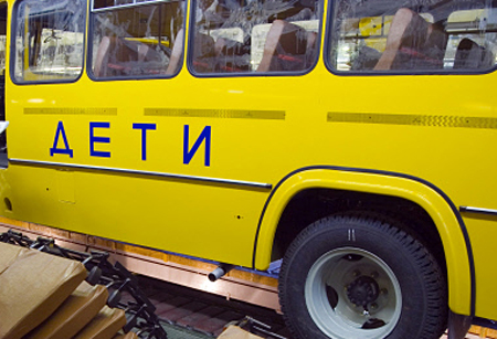Автобус с детьми съехал в кювет в Ленинградской области, один человек пострадал