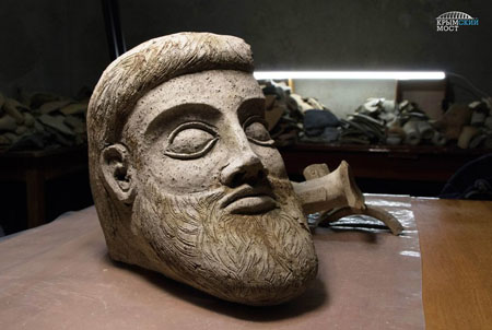 Водолазы нашли у берегов Крыма древнюю терракотовую голову мужчины