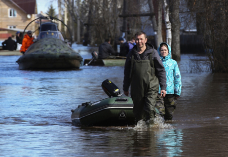 Лодочная переправа организована для жителей поселка Холуй в Ивановской области, где паводковые воды подтопили мост