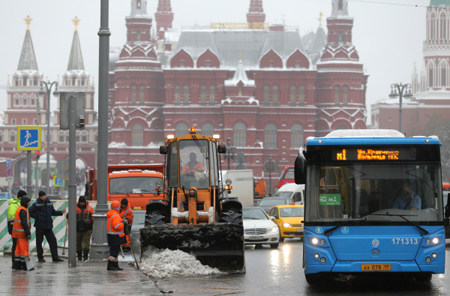 Коммунальные службы ликвидируют последствия весеннего снегопада в Москве
