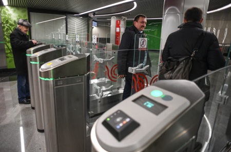 Турникеты с возможностью оплаты телефоном и банковской картой установят на 50 станциях метро
