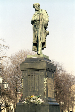 Реставрация памятника Пушкину в центре Москвы завершится ко Дню города