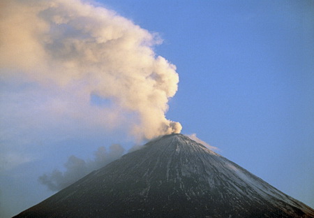 Пепловый шлейф из вулкана Камбальный изменил направление
