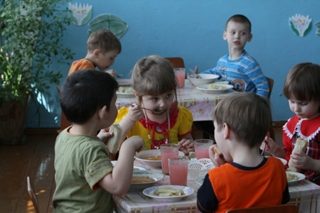 Родители малыша, облитого горячим супом в кировском детсаду, получат 200 тыс. рублей компенсации