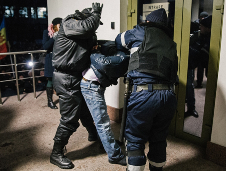 Предполагаемых сообщников взорвавшегося в метро террориста задержали в Петербурге