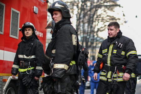 Более 30 человек, в том числе 12 детей, эвакуированы из горящего дома в Новокузнецке