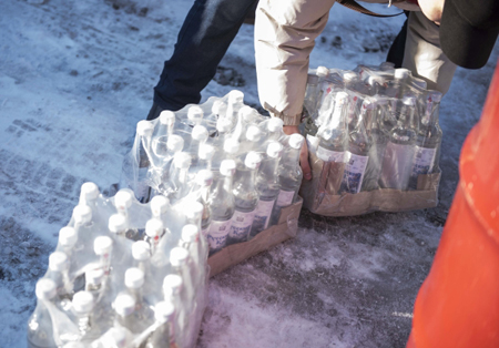 Полиция обнаружила на двух оптовых складах в Омске партию контрафактного алкоголя на 10 млн рублей